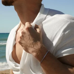 Man wearing a diamond bracelet on the beach with a white shirt - Bracelets Kern