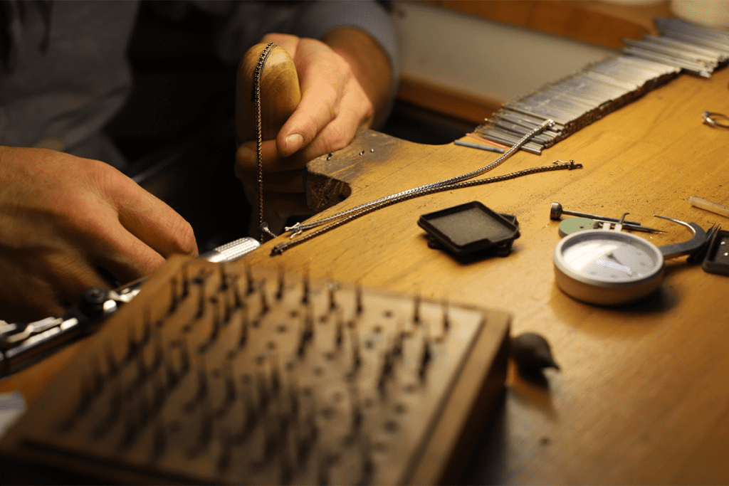 Gravure artisanale d’un bracelet personnalisé en or (Personalized Bracelet) – Atelier Bracelets Kern