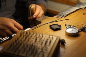 Gravure artisanale d’un bracelet personnalisé en or – Atelier Bracelets Kern