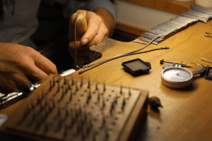 Gravure artisanale d’un bracelet personnalisé en or (Personalized Bracelet) – Atelier Bracelets Kern