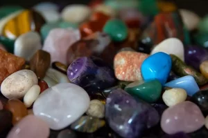 Un mélange de pierres naturelles semi-précieuses comme l’améthyste, le quartz rose et la turquoise, utilisées en lithothérapie et joaillerie.