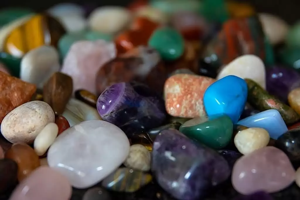 Un mélange de pierres naturelles semi-précieuses comme l’améthyste, le quartz rose et la turquoise, utilisées en lithothérapie et joaillerie.