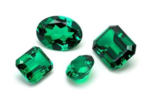 Différentes tailles et formes d'émeraudes taillées