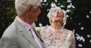 Couple célébrant ses 40 ans de mariage lors de leurs noces d’émeraude, entouré de confettis dans un moment de joie. - Emerald Anniversary