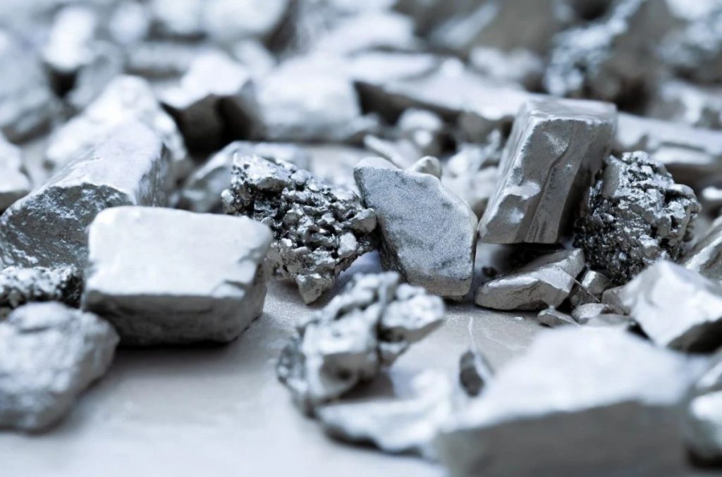 Fragments de platine brut naturel utilisés dans la fabrication de bijoux haut de gamme en métal noble