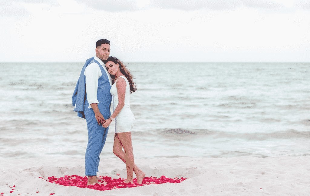 Noces de bois : moment romantique sur la plage pour les 5 ans de mariage - Bracelets Kern