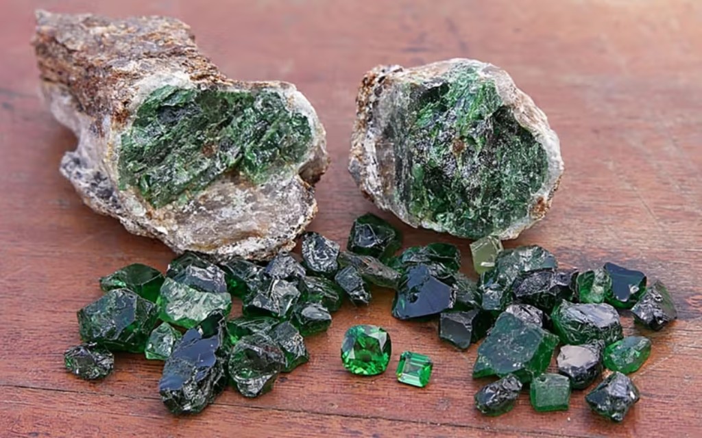 Tsavorite brute dans sa gangue naturelle – grenat vert d’Afrique l Bracelets Kern