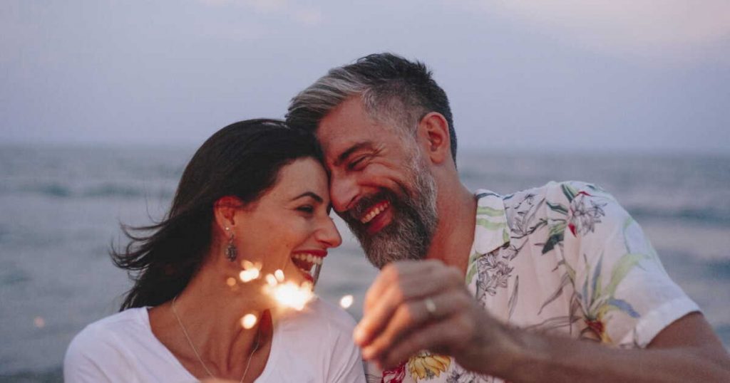 Couple amoureux célébrant leurs 20 ans de mariage en bord de mer - 20th wedding anniversary l Bracelets Kern
