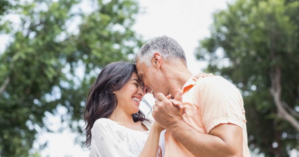 Couple dansant pour fêter leurs noces de perle – 30 ans de mariage l Bracelets Kern