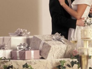 Cadeaux de mariage élégants sur une table de réception l Wedding Gift