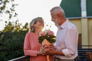 Couple célébrant ses 35 ans de mariage avec un bouquet de roses - 35th wedding anniversary l Celinni