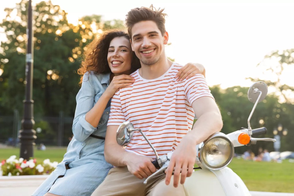 Couple complice fêtant leurs 2 ans de mariage – noces de cuir l Bracelets Kern
