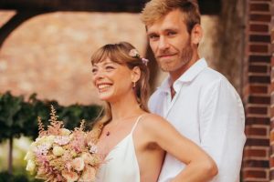 Couple heureux célébrant leurs 2 ans de mariage – noces de cuir l 2 Years of Marriage - Bracelets Kern