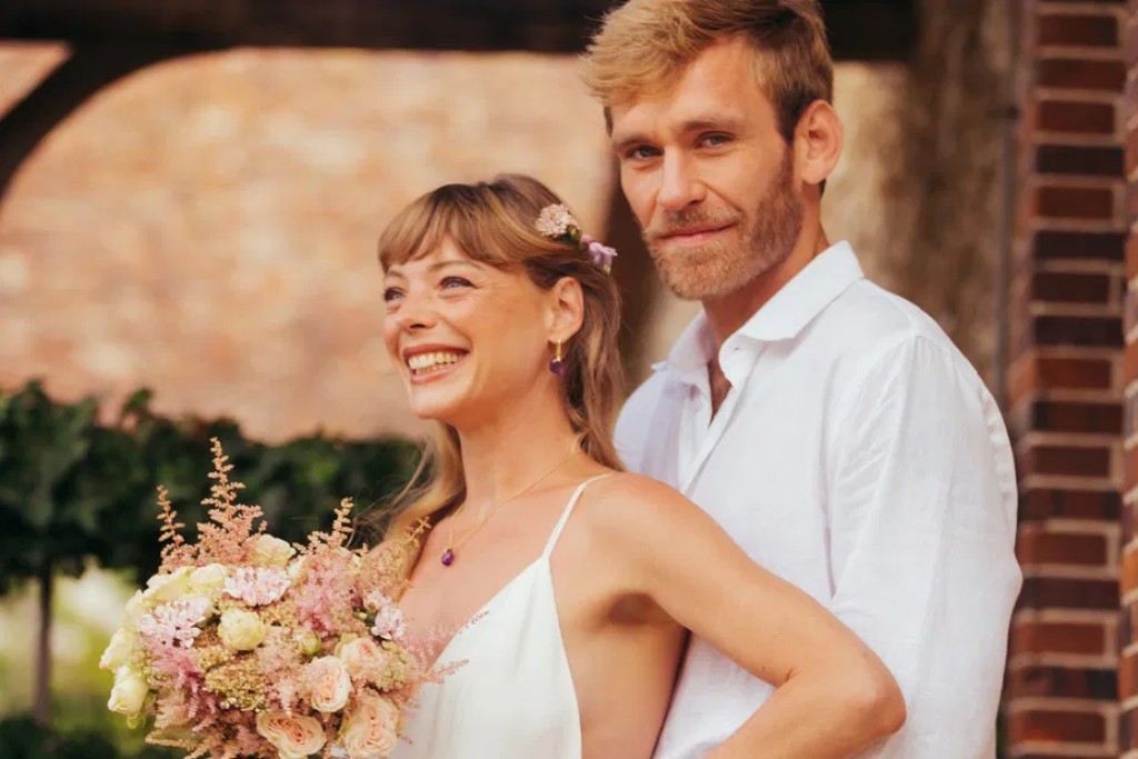 Couple heureux célébrant leurs 2 ans de mariage – noces de cuir l 2 Years of Marriage - Bracelets Kern
