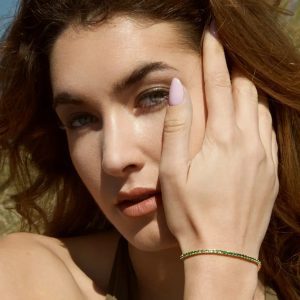 Femme portant un bracelet élégant en Emeraudes l Jewelry - Bracelets Kern