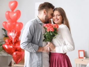 Couple célébrant ses 6 ans de mariage avec des roses rouges l 6th wedding anniversary -Bracelets Kern