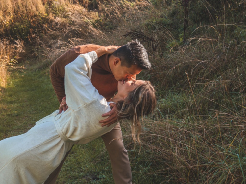 Couple s’embrassant dans un champ pour illustrer la symbolique des noces de froment l Bracelets Kern