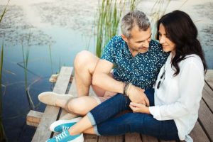 Couple amoureux célébrant leurs 9 ans de mariage au bord d’un lac l 9th Anniversary - Bracelets Kern