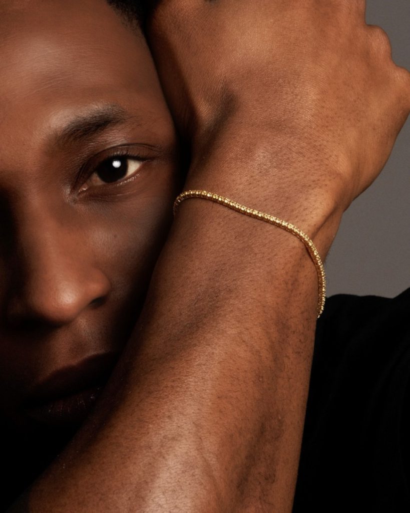 Bracelet en argent homme doré au poignet – Maison Kern