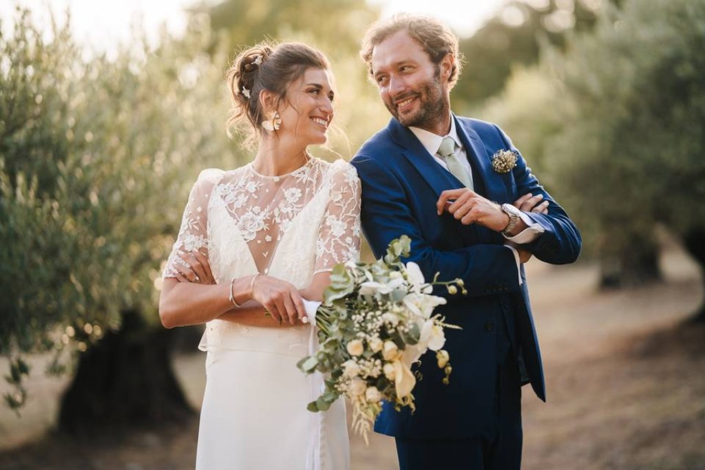 Mariée en robe dentelle et bracelet discret – mariage élégant en extérieur l Bracelets Kern