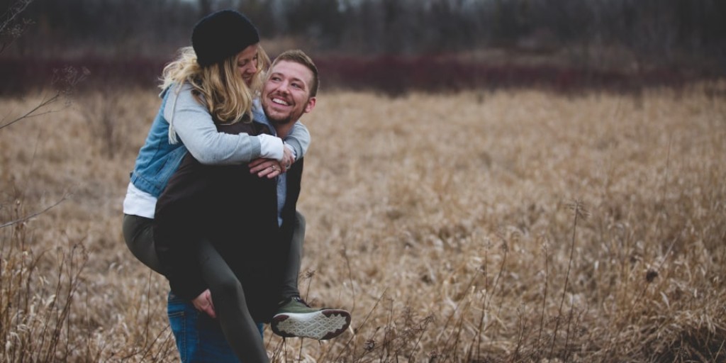 Moment complice d’un couple pour leurs 12 ans de mariage l Bracelets Kern